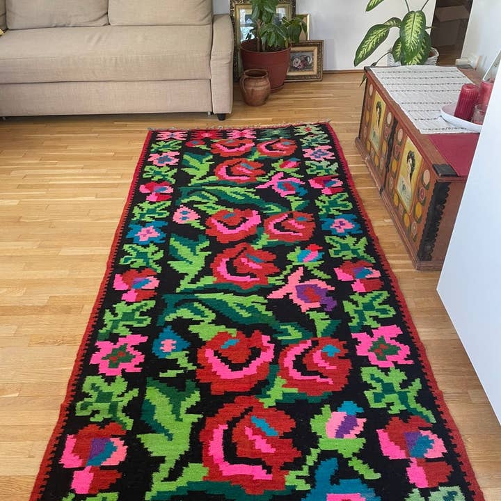 MADE WITH LOVE RO SRL – Tapete por atacado – Grande passadeira moldava com rosas, tapete floral romeno1