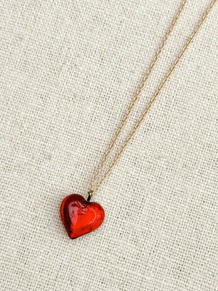 Collier avec pendentif cœur en verre vénitien rouge pour la vente par Gracie Rose Designs