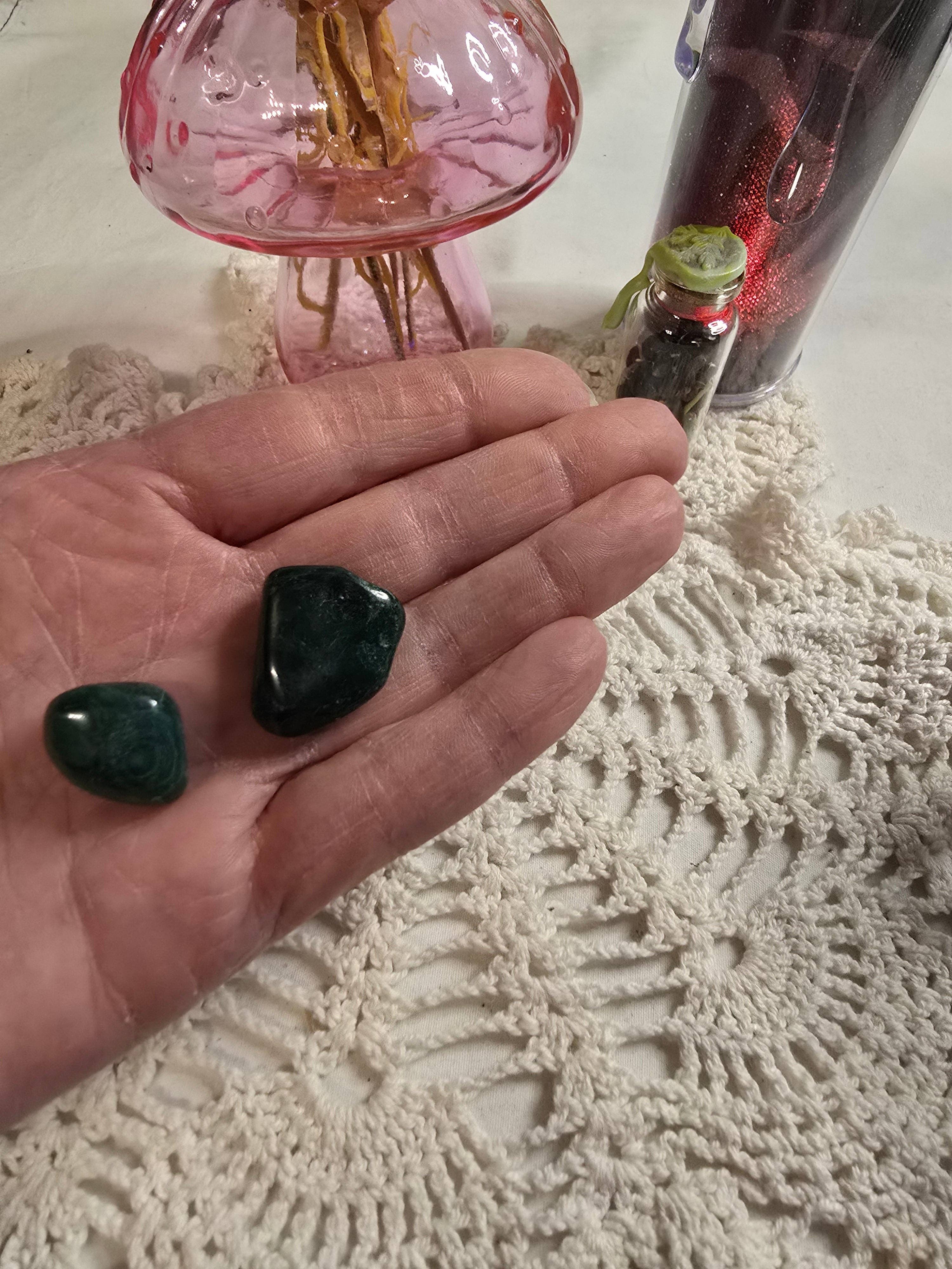 Chaotic Crystal Chick Co. – Großhandel Spiritueller Stein/Kristall – Malachit-Trommelsteine1