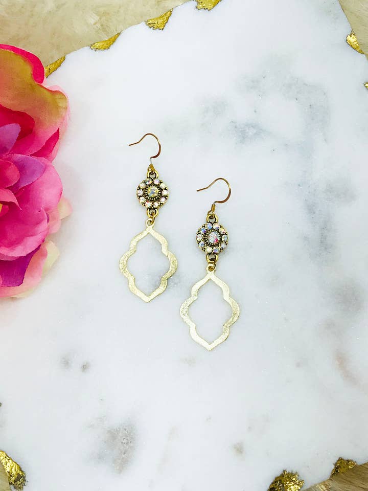 Boucles d'oreilles pendantes en strass et or brossé - E19-4692 pour la vente par Magnolia & Peach Jewelry Boutique, LLC