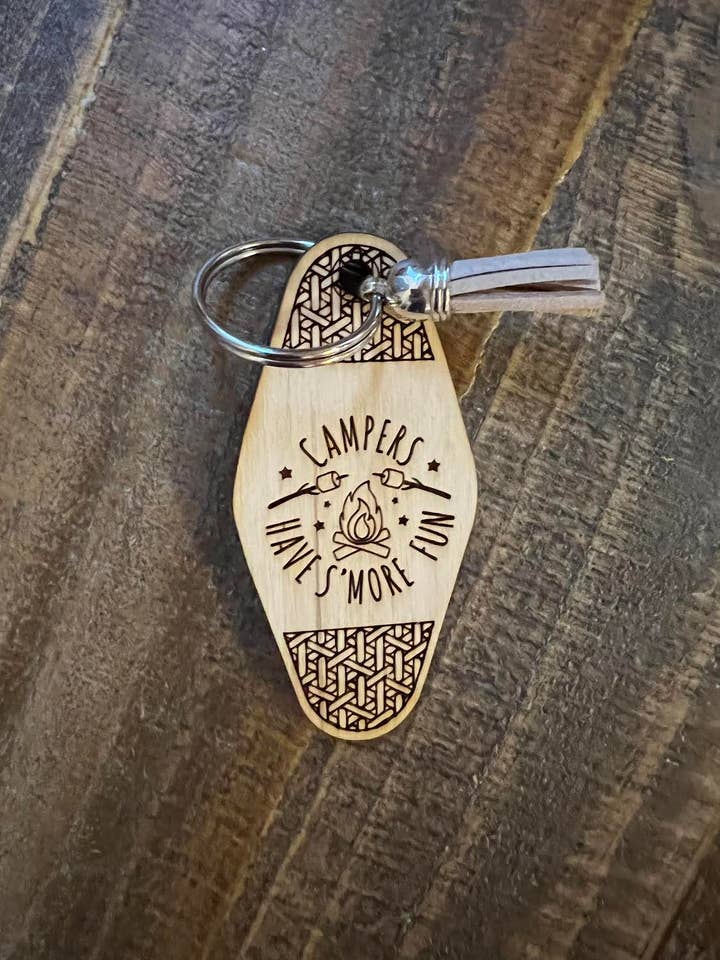 „Campister har S'more Fun“ Nøglering for engroshandel hos M&H Custom Crafts, Gifts, & Designs