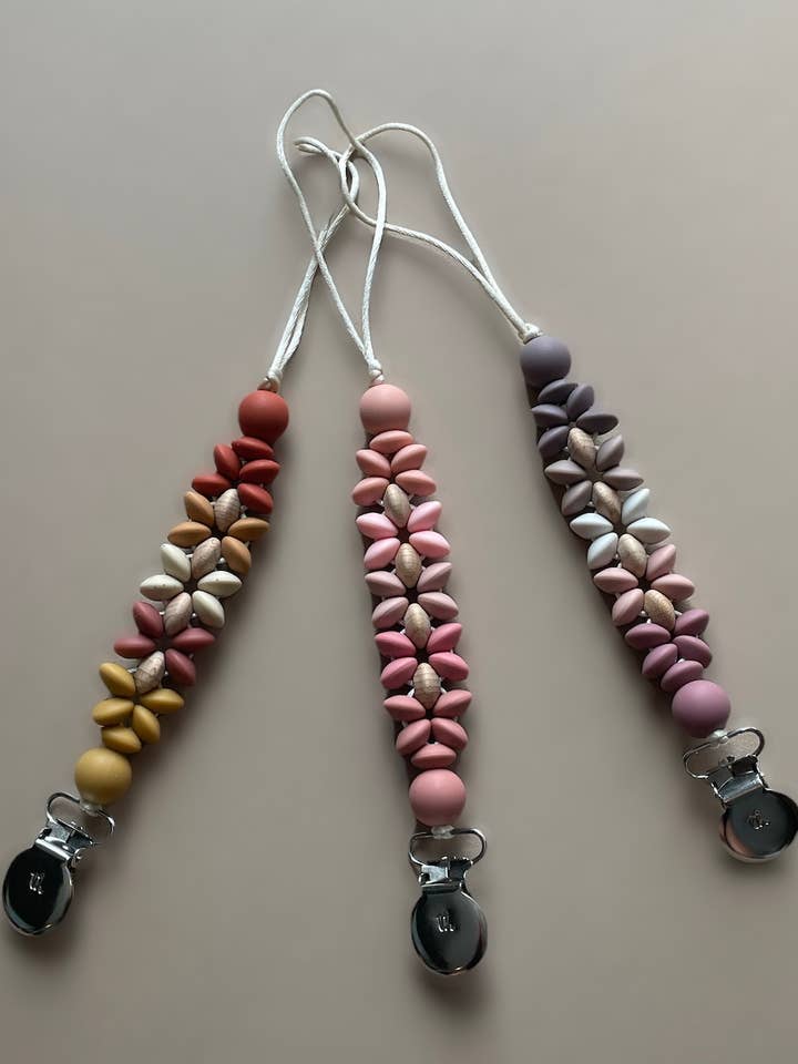 Mila Sut & Toy Clip for engroshandel hos Three Hearts & Co./EMO & CO.