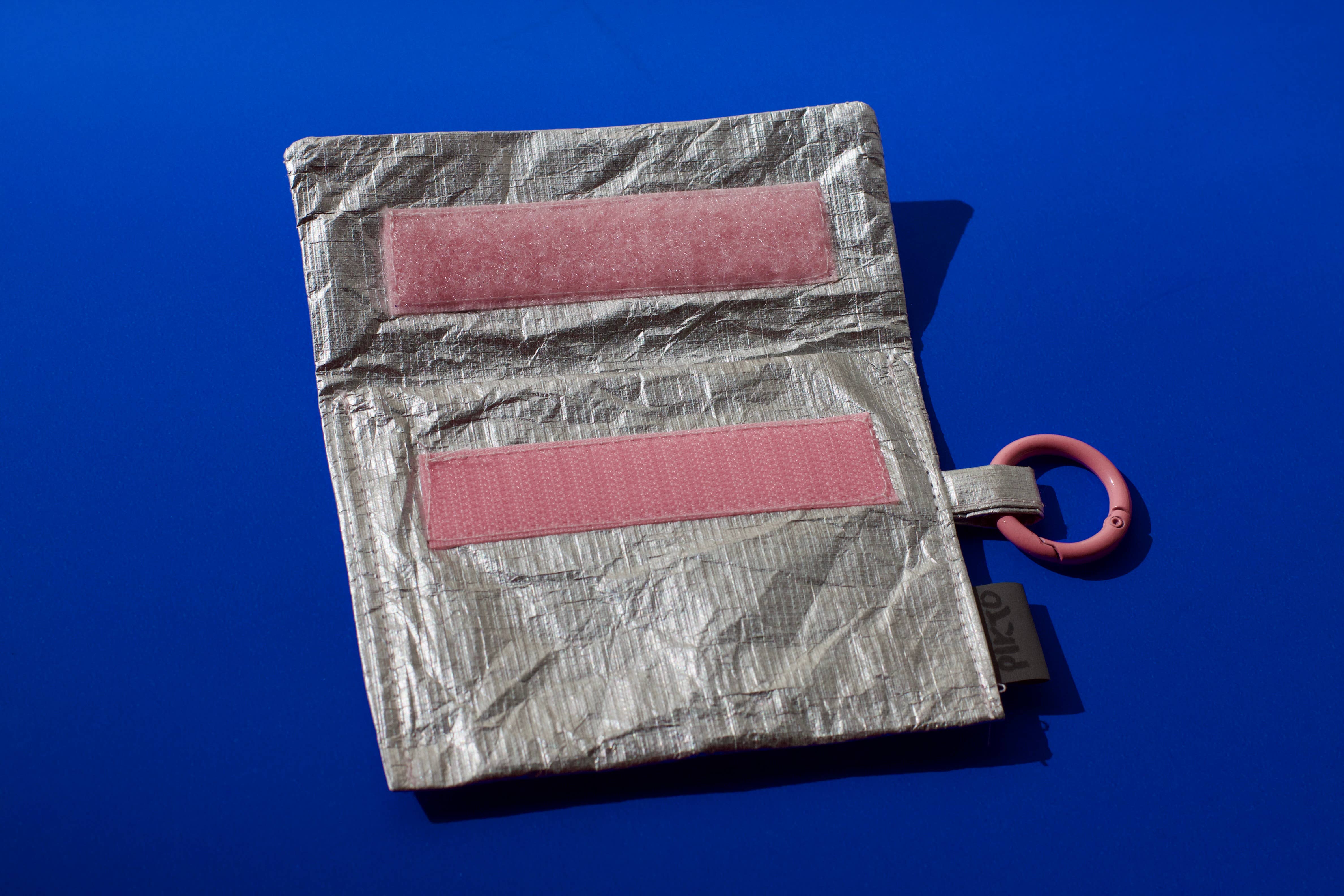 Pikto3000 - Wholesale Wallet - Women's - Small silver Tyvek pouch wallet with round carabiner - Pink3