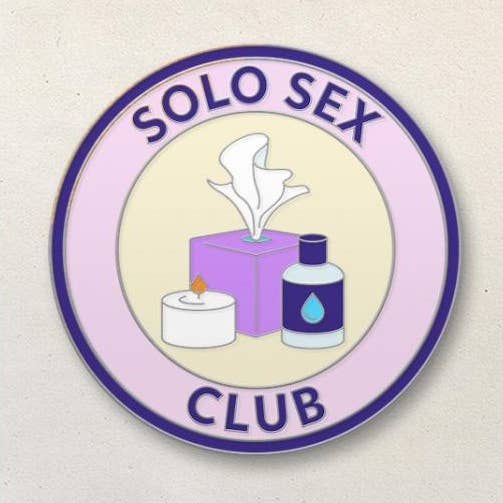 Solo Sex Club Emaille-Pin für den Großhandel von Microcosm Publishing & Distribution