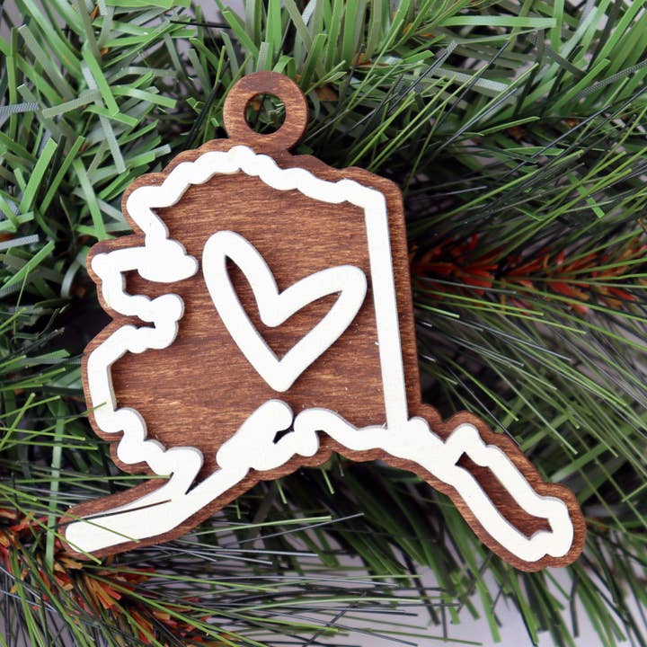 Alaska skiktad trä julprydnad för wholesale av The Trendy Traveler