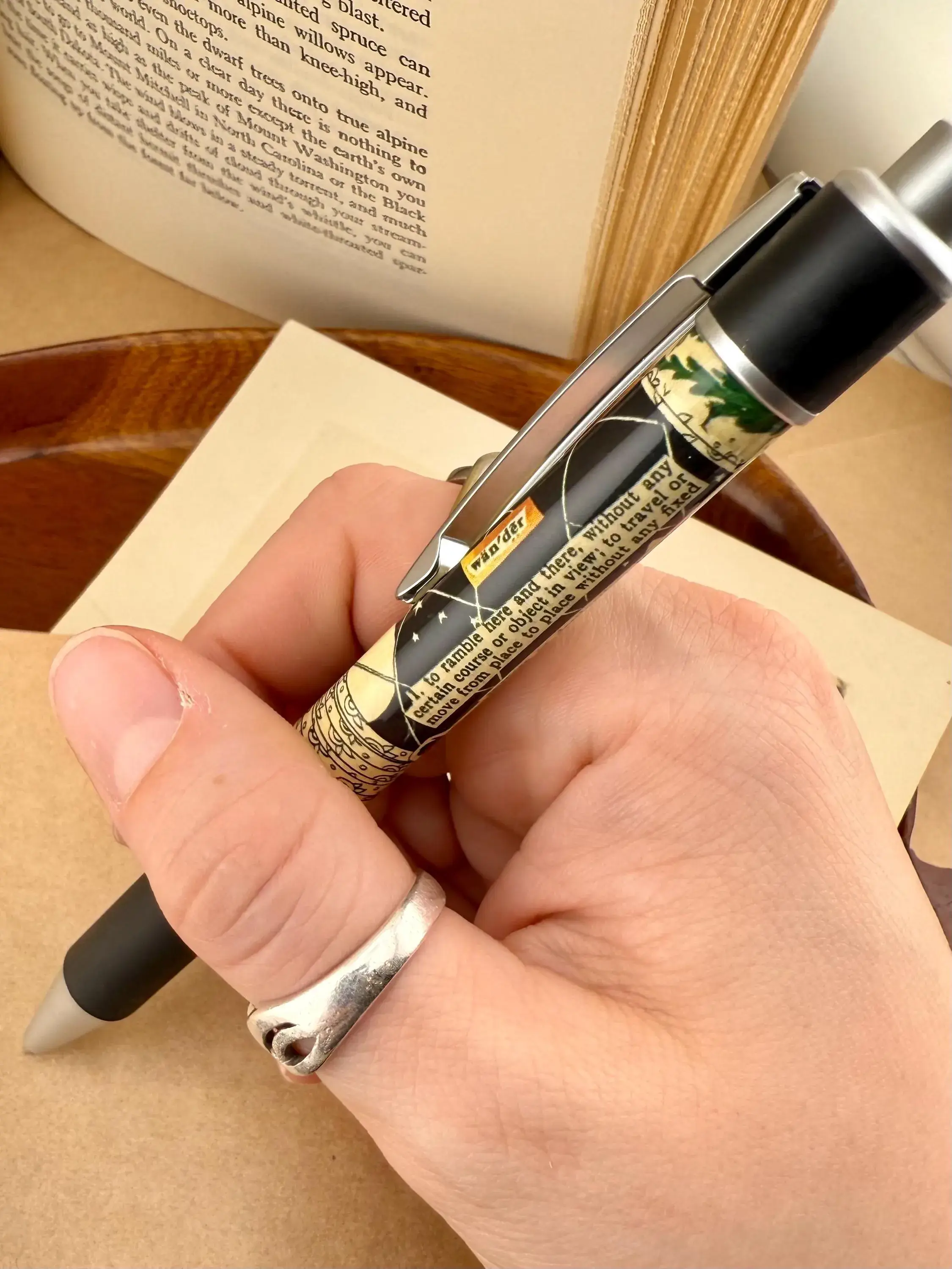 Corkscrew Curiosities - Vente Stylos - Art mural collage imprimé Wanderlust Pen8