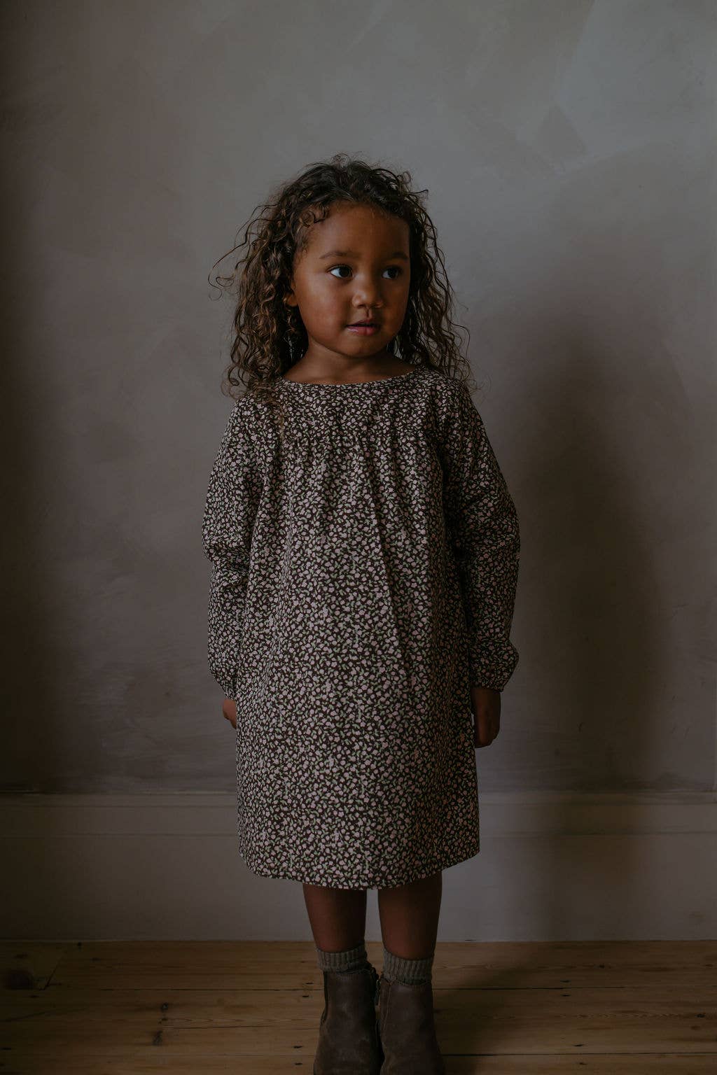 brun blomstret Mila Kjole for engroshandel på Faire1