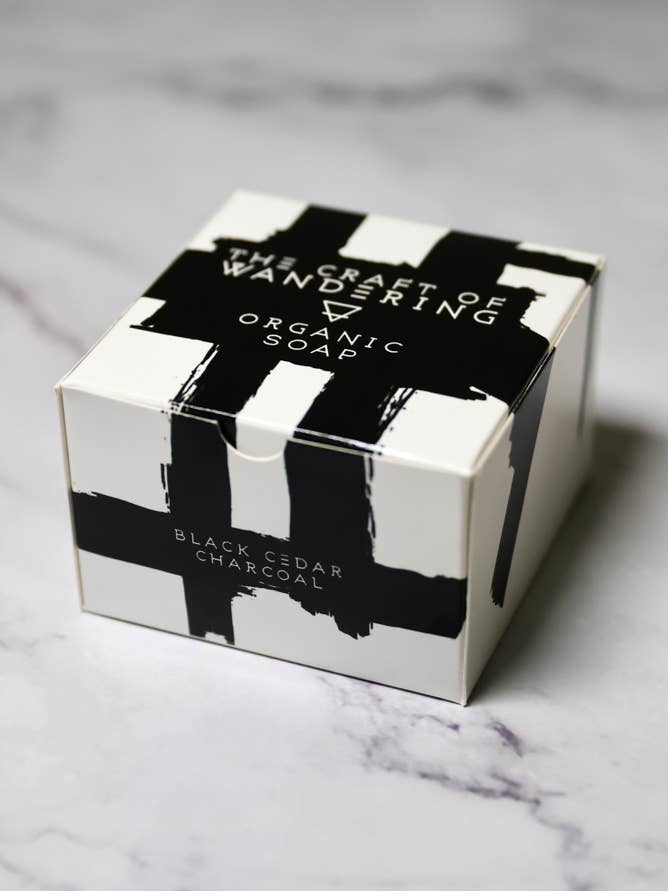 Sort Cedar Trækul Økologisk Sæbe for engroshandel hos The Craft of Wandering