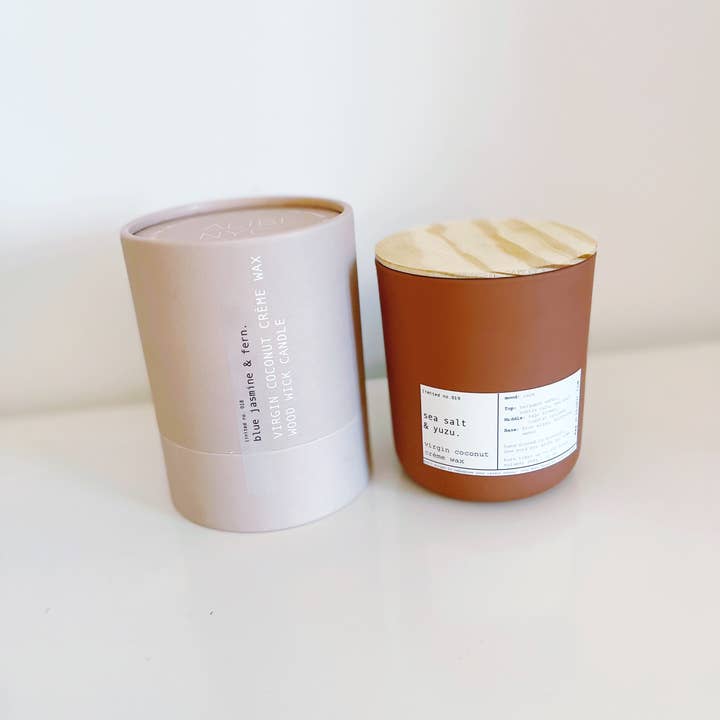 ALIBI NYC - Venta al por mayor Velas en tarros - SAL MARINA YUZU | CREMA DE COCO VIRGEN Y MECHA DE MADERA