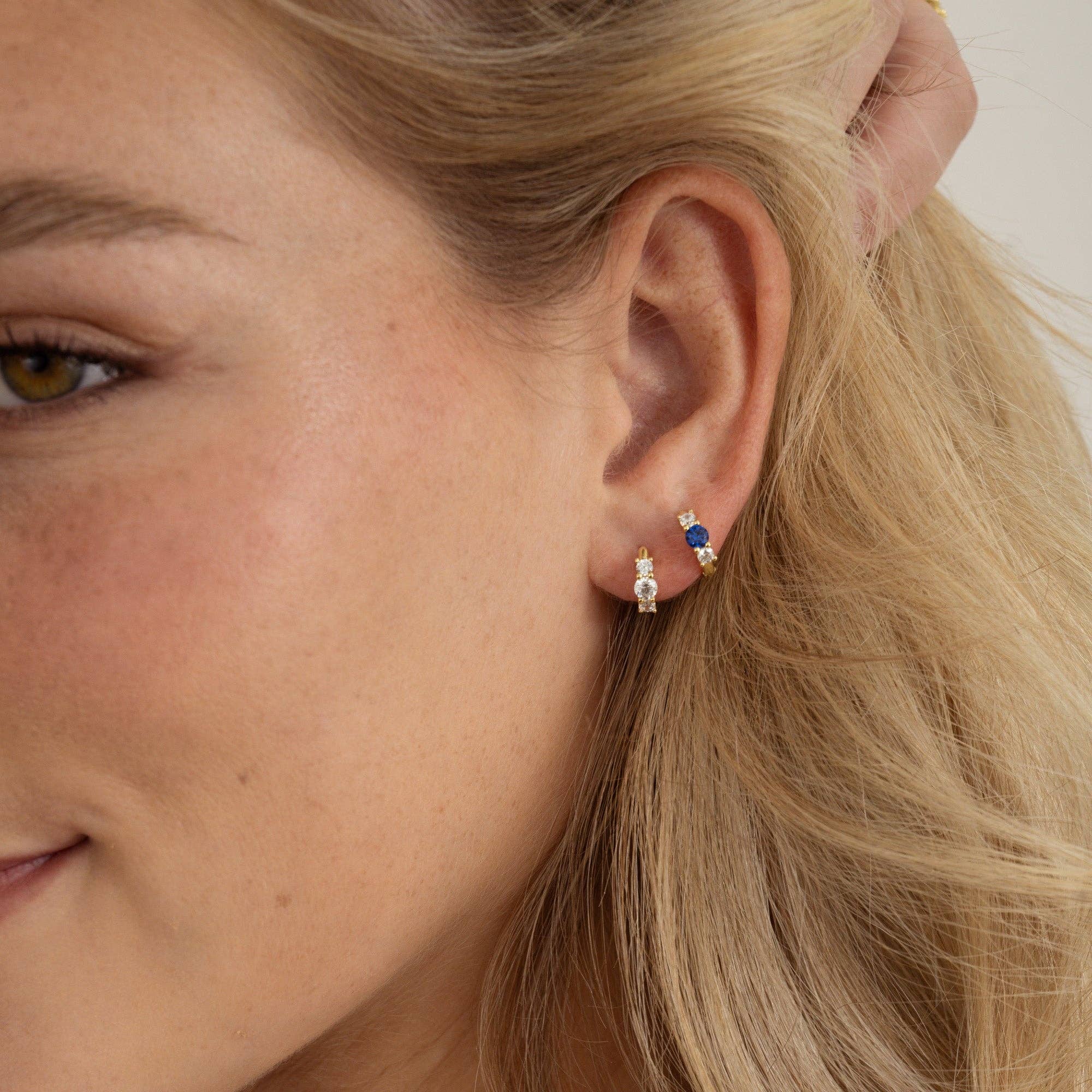 Sami Jewels - Vendita all'ingrosso Orecchini a cerchietto - Tre cerchi Huggie in pietra1