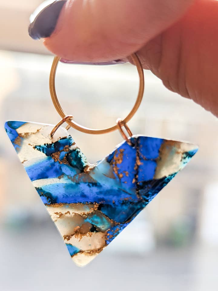 Orecchino triangolare in argilla polimerica con cerchio placcato in oro per la vendita all'ingrosso da parte di Jewellery By Emiliya