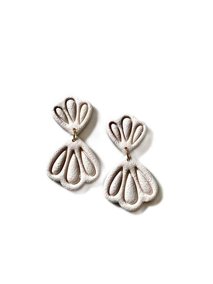 Vit lera örhängen för wholesale av Clay by K