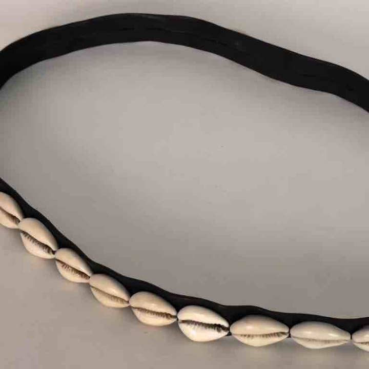 The Niger Bend – Großhandel Gürtel – Damen – Afrikanische Kultur schmale echte Kaurimuschel Leder Ball & Schleife Verschluss Gürtel