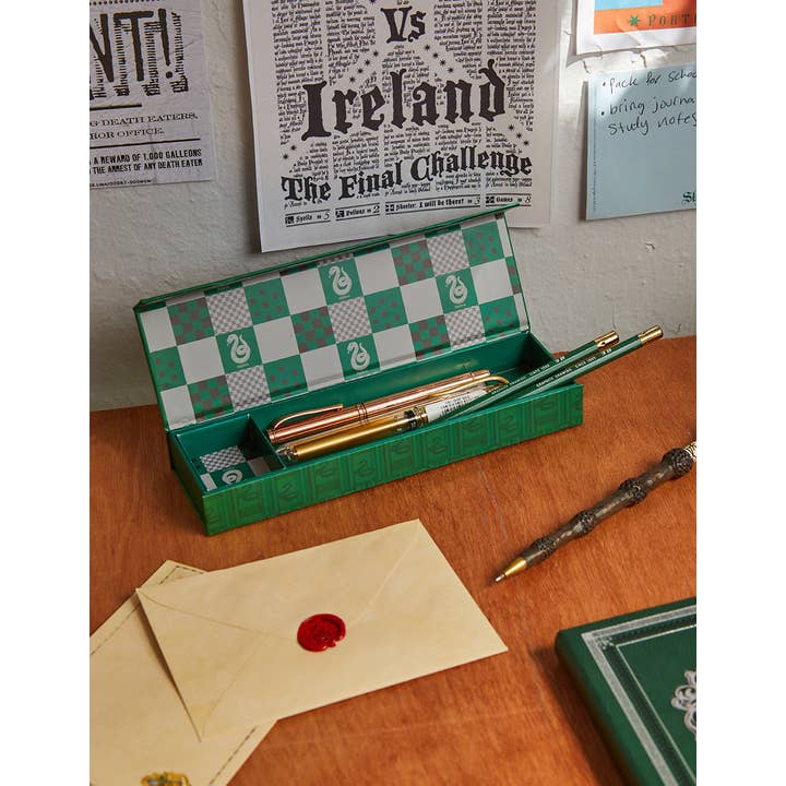 Insight Editions - Wholesale Pencil Case/Pouch - Harry Potter: Slytherin Magnetic Pencil Box