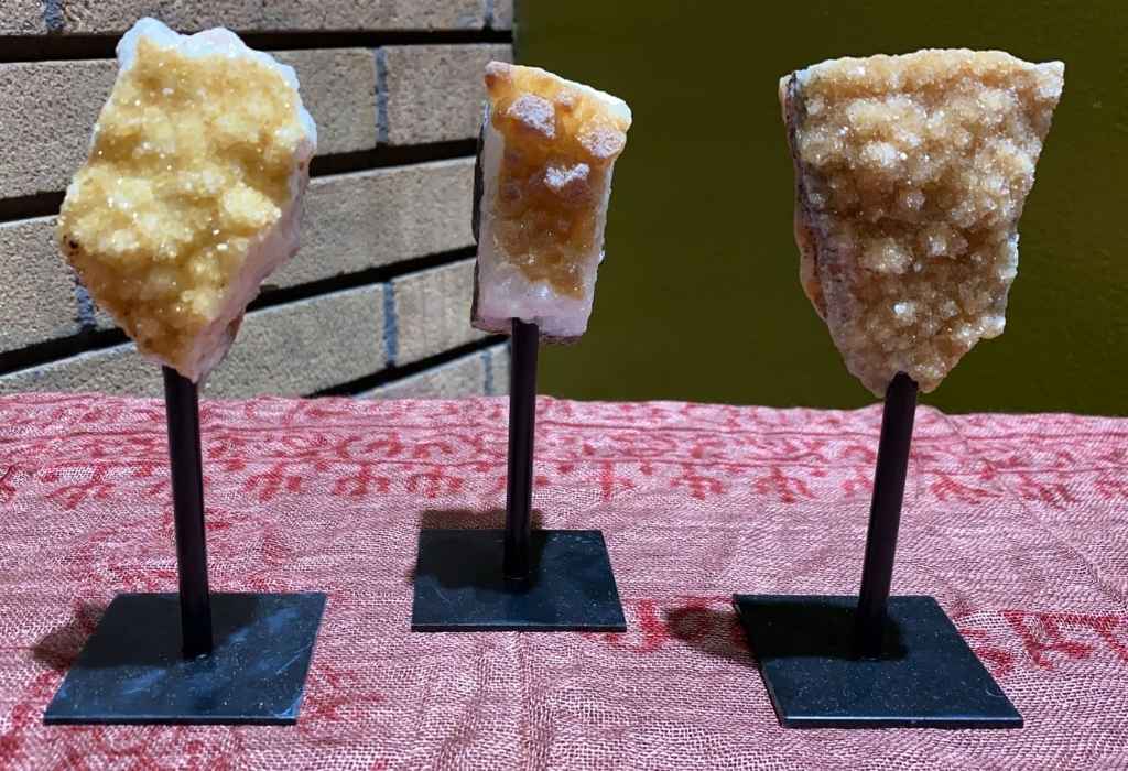 Katmandu Trading Co. - Vente Décorations de table - Petite citrine sur support en métal1