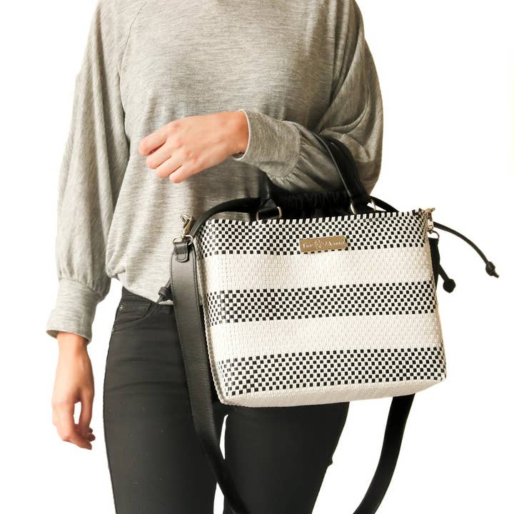 Tin Marin – Engroshandel Crossbodytaske - Dame – Lolo Medium Vævet Plastik Crossbody Taske med Snoretræk10