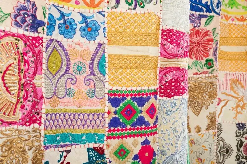 GYPSY STUDIO – wholesale Gardin – Vit stor lapptäcksväggbonad indisk vintage4