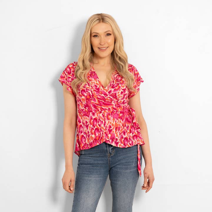 Haut cache-cœur à manches courtes - Rose, Imprimé abstrait pour la vente par Sarta