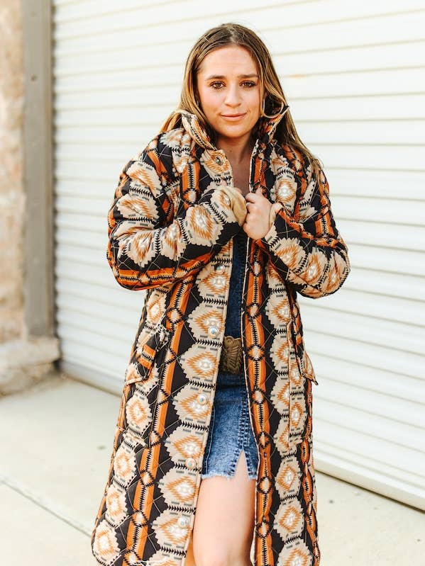 Manteau rembourré long Aztec noir, beige et orange avec poches avant pour la vente par LUCKY & BLESSED