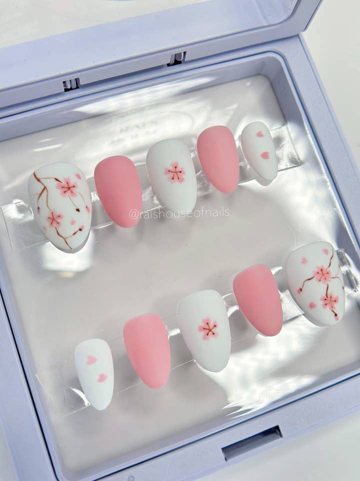 Sakura Unghie Finte Adesive, Medie, Forma Mandorla Extra Corte per la vendita all'ingrosso da parte di Rai's House of Nails