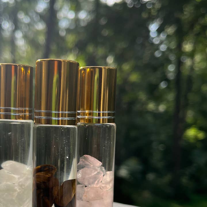 Profumo roll-on realizzato con olio di cocco biologico e pietre di cristallo per la vendita all'ingrosso da parte di Tupelo Rose