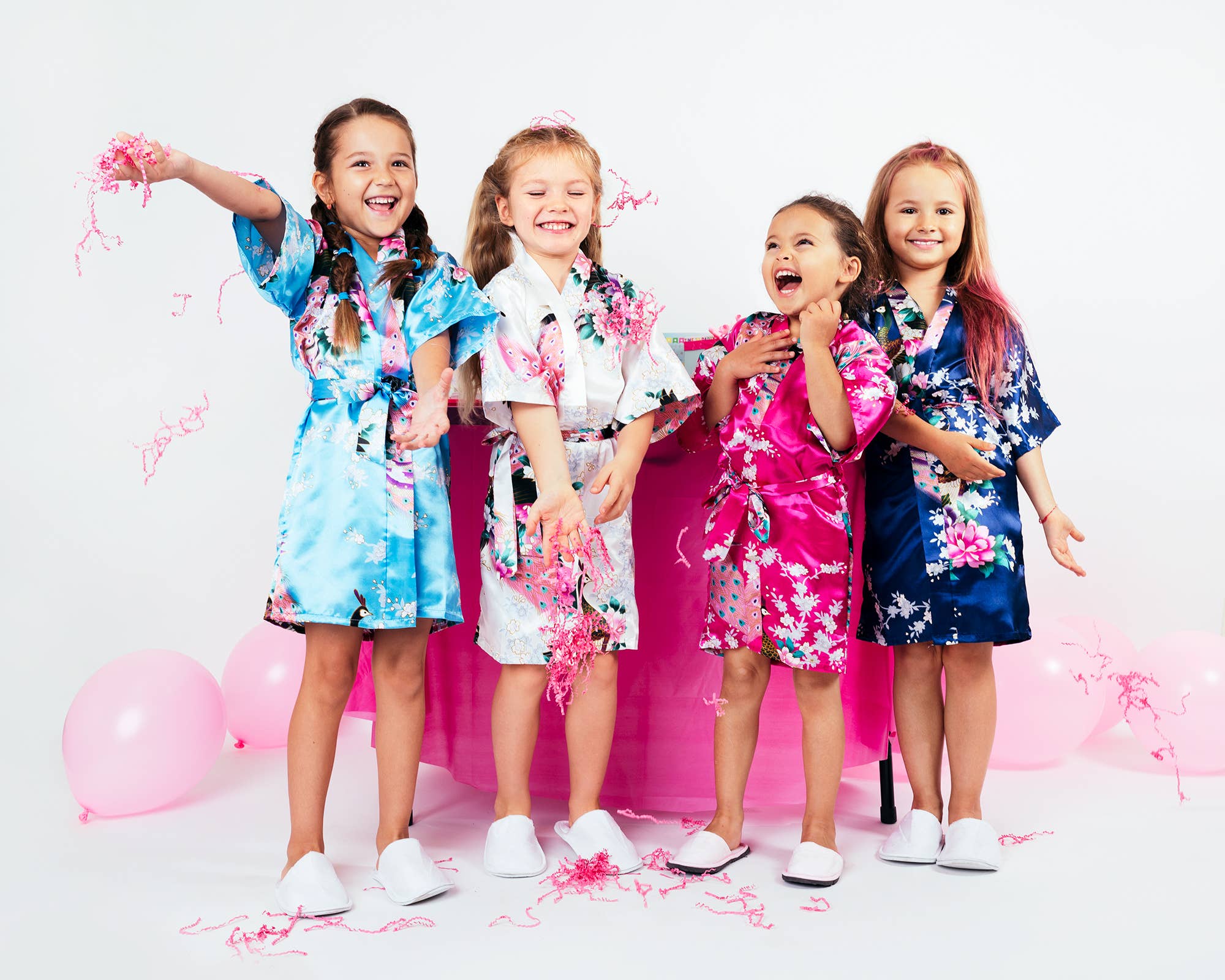 Sisters G Kids – Roupão de banho - Crianças por atacado – Kimonos infantis de cetim com estampa floral e pavão9