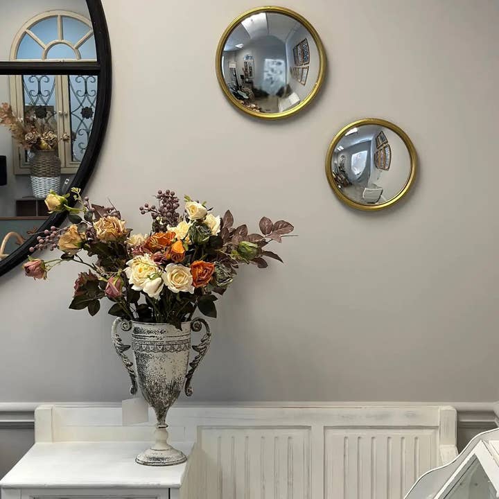 Rundt konveksspejl med metalramme i guldfinish for engroshandel hos Vagabond Vintage