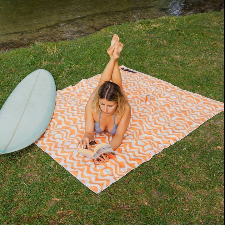 Sunset Waves XXL strandtæppe – 180 x 160 cm, let, kompakt og sandafvisende for engroshandel hos WOODSANDWAVES