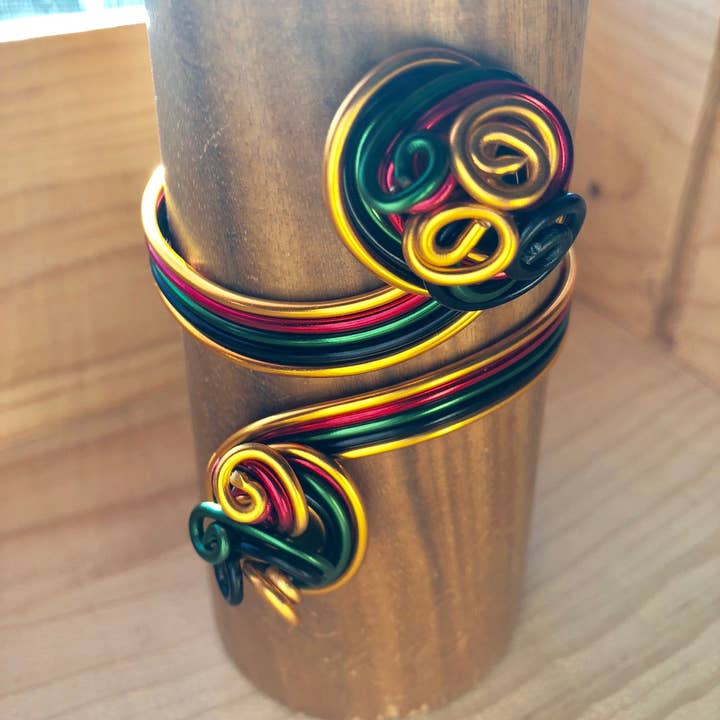 Jewelry With Me – Großhandel Manschettenarmband – Wakanda-inspirierter Armreif Black Panther Schmuck, schwarz rot grün gold3