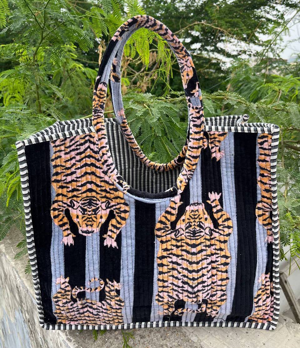 bhavnas boutique – Großhandel Lebensmittel-/Einkaufstasche – Tiger-Print Samt-Baumwolltasche – Wendbare, gesteppte Boho-Einkaufstasche1