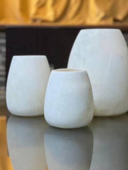 Vase en albâtre blanc naturel rare pour la vente par AuraLine Inc.