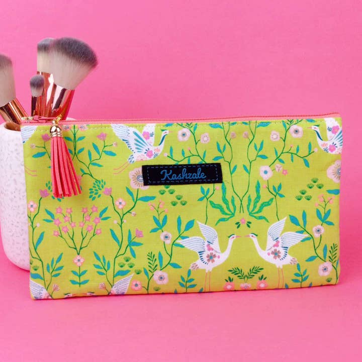 Pochette zippée Lime Cranes, pochette de voyage. Pochette de voyage verte pour la vente par Kashzale Handmade Cosmetic Bags