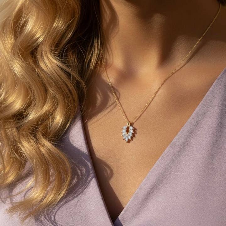 Duestelle Italia - Wholesale Pendant/Charm Necklace - REA - Necklace with Leaf Pendant zircons