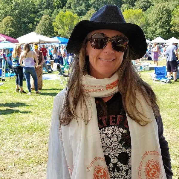 Châle de prière hindou Gayatri Mantra en sanskrit pour la vente par OMSutra