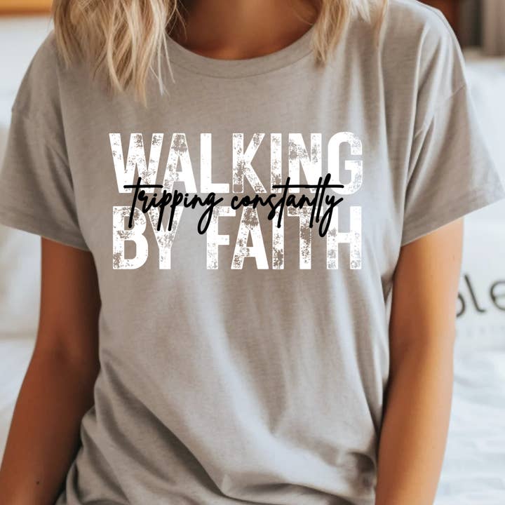 Gå i tro snubblar ständigt t-shirt för wholesale av Kiki's Boutique