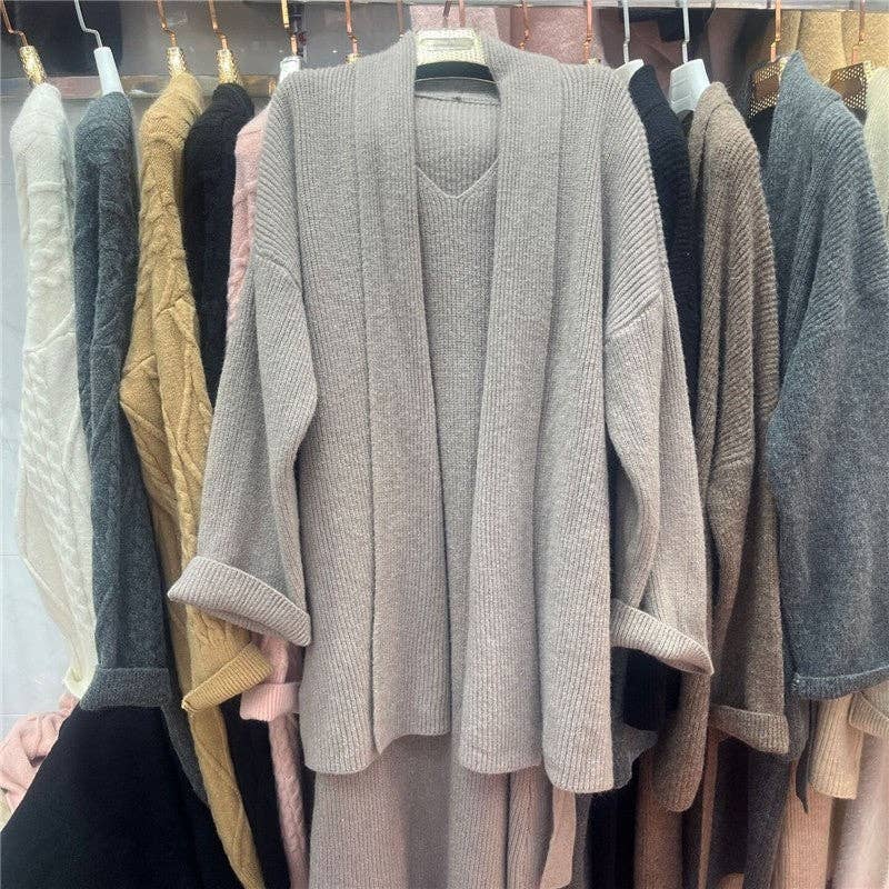 FurDecoration – Großhandel Kleid – Damen – Einfarbiges Midikleid mit lockerer Passform und Strickcardigan-Set1