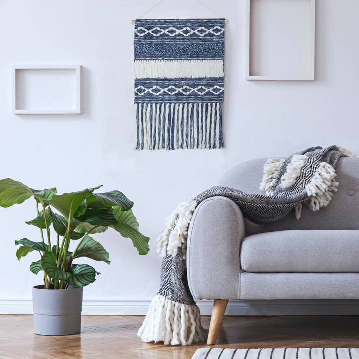 Tentures murales tissées bohémiennes géométriques bleu marine avec franges pour la vente par LR Home