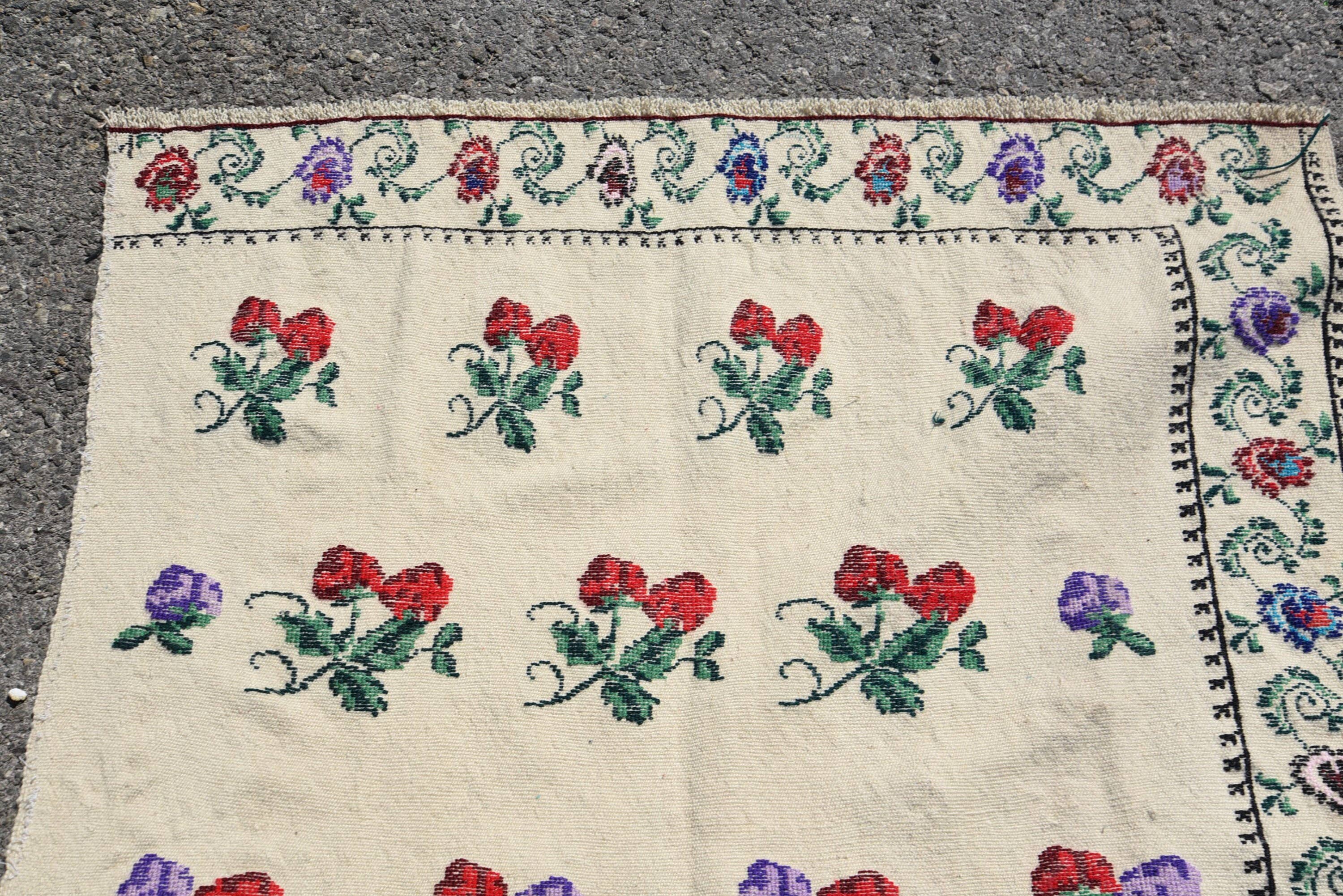 The Loom Wholesale – wholesale Hallmatta – Vintage handvävd blommig ullmatta i kräm och röd6