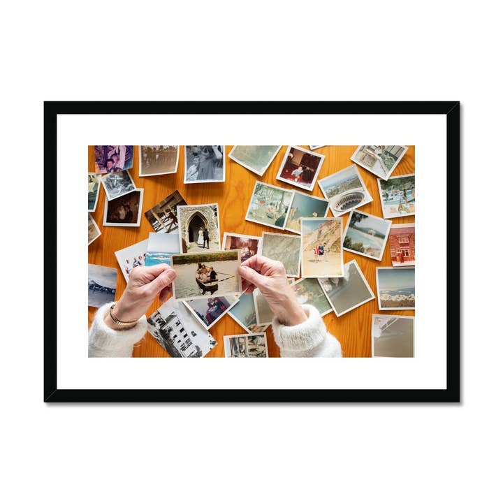 Senior kvinder ser på gamle fotos Indrammet & Mounted Print for engroshandel hos Sorbey