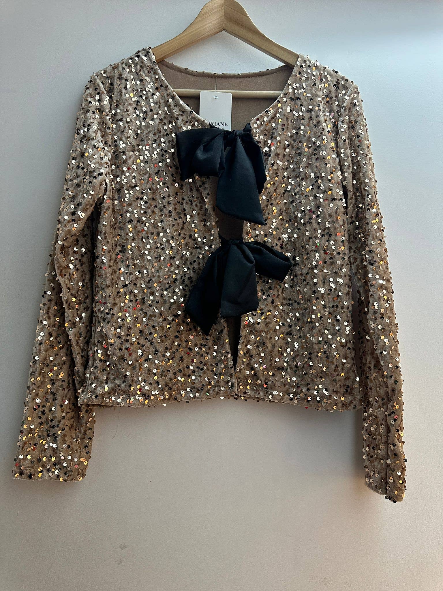 LORIANE – Engroshandel Skjorte med buttondown – til kvinder – LORIANE glitrende fløjlsbluse med sløjfer, model 64010