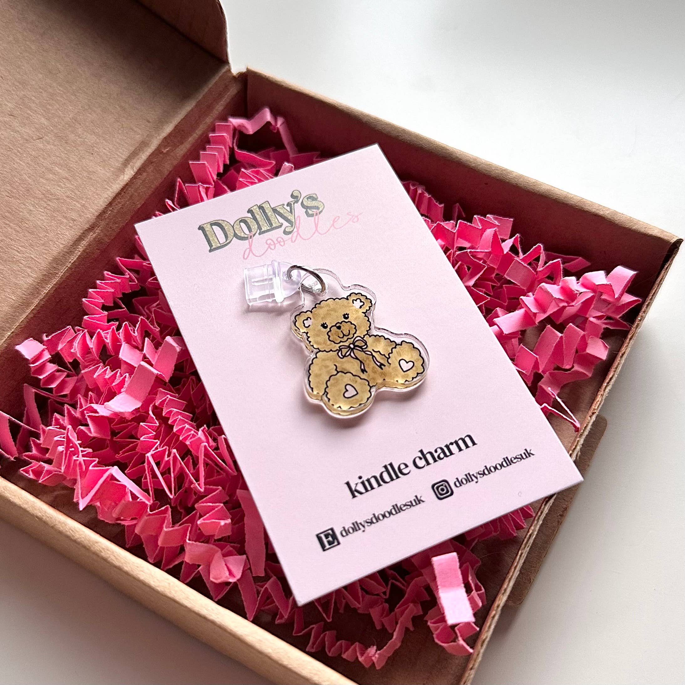 Dolly’s Doodles - Wholesale Individuele bedel/hanger - Kindle Charm - Teddy Schattige Kokette Boekenclub Leescadeau1