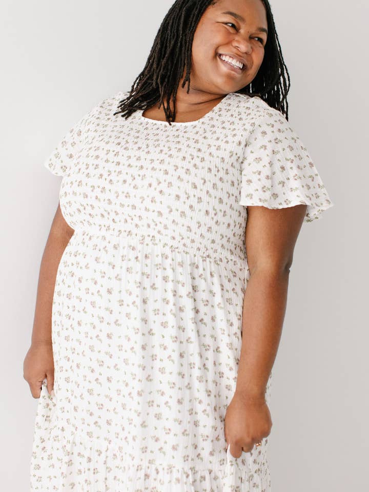 Blanc «Lynette» Robe midi à corsage smocké à motif floral en vente sur Faire7