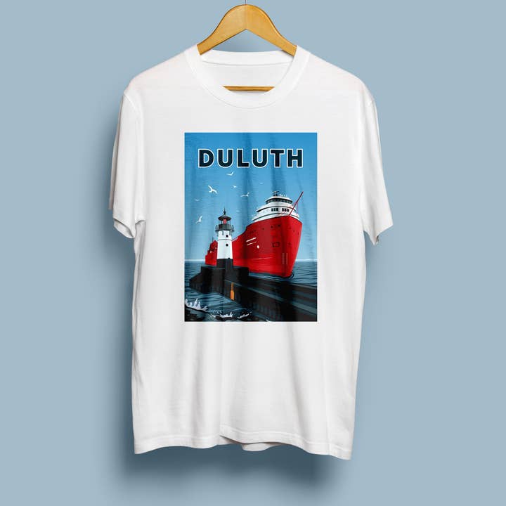 Landmärke MN | Duluth Stort Skepp Tryck på Vit Unisex T-shirt för wholesale av Legendary Landmark Art Prints