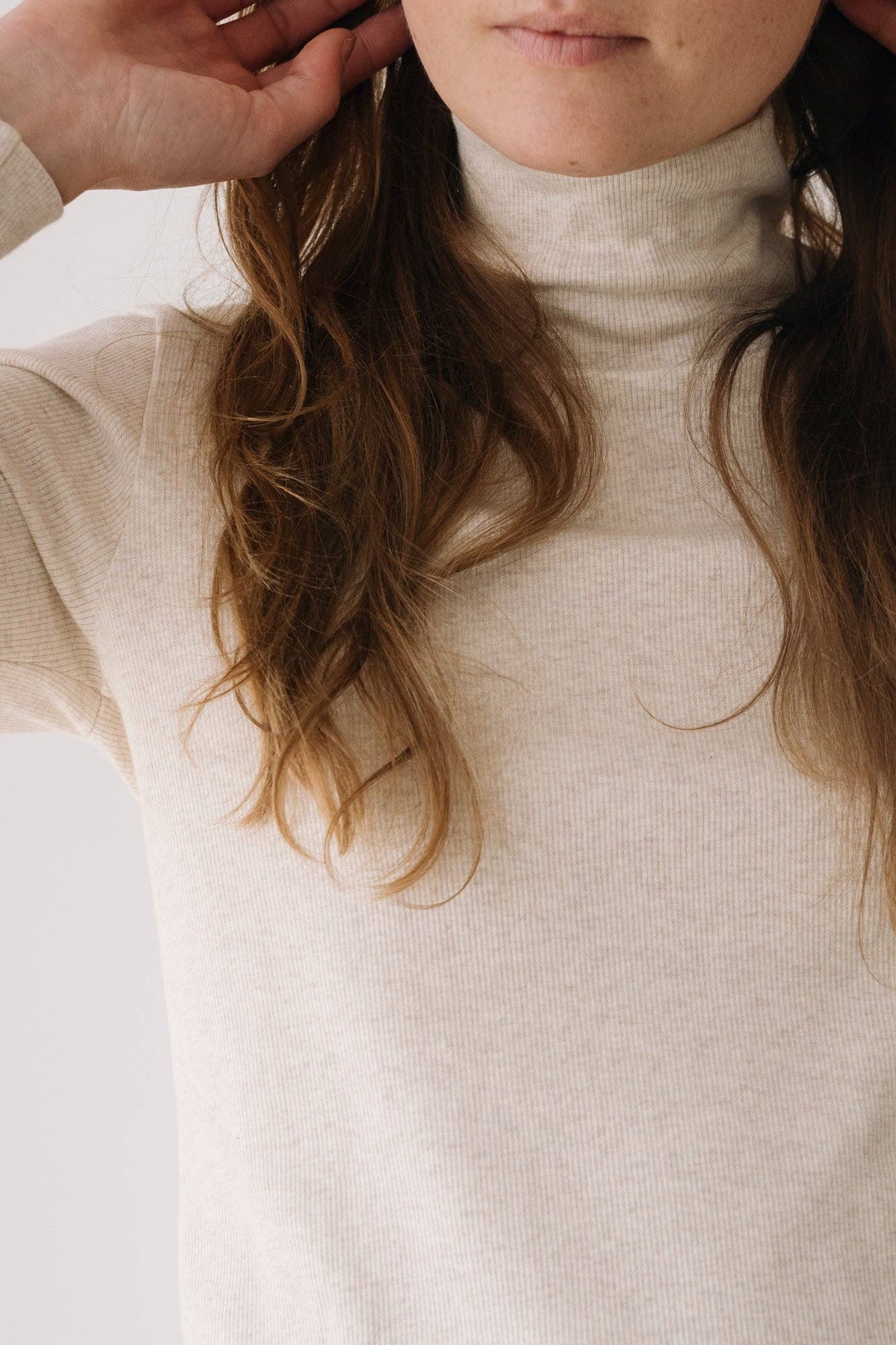 White Top orgánico de cuello alto acanalado en blanco for wholesale on Faire0