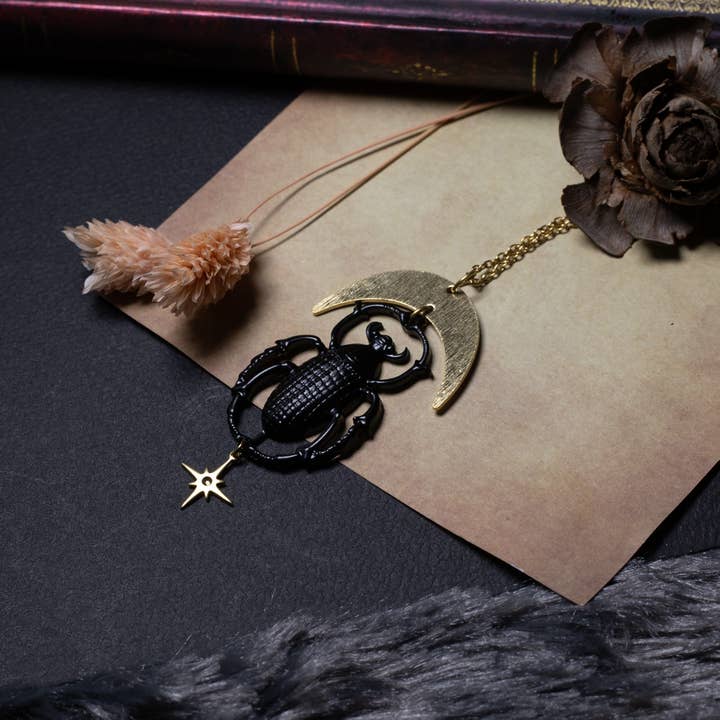 noemie zomby - Venta al por mayor Collares con colgantes/abalorios - Collar con colgante de escarabajo dorado y negro de estilo gótico