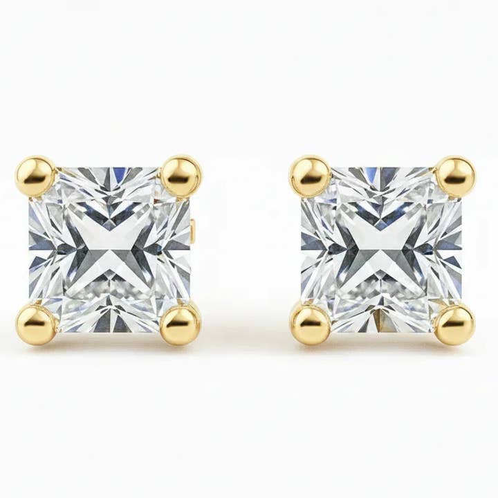 Boucles d'oreilles solitaires en or jaune avec diamant de laboratoire taille princesse certifié IGI pour la vente par Fine Diamond