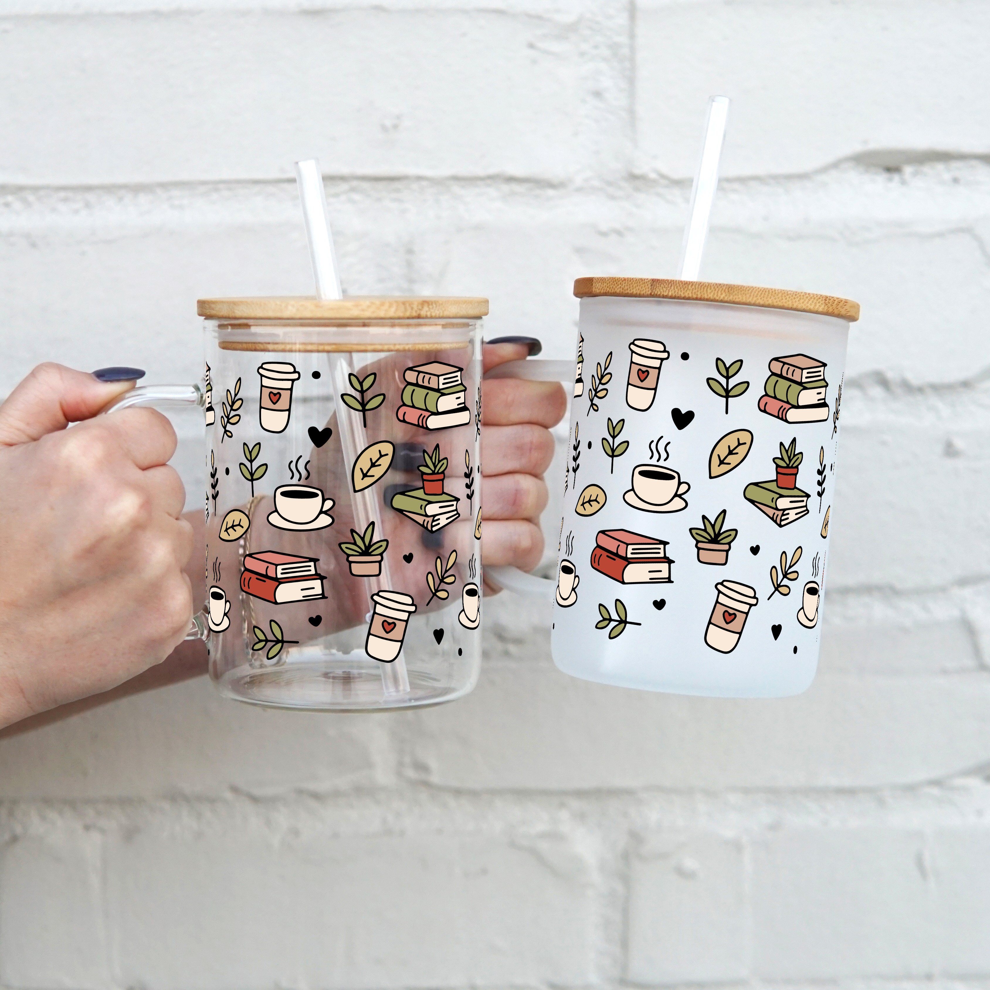 Sip-Sip Hooray! - Venta al por mayor Vaso/copa - Taza de vidrio Coffee and Books de 17 oz con tapa y pajita1