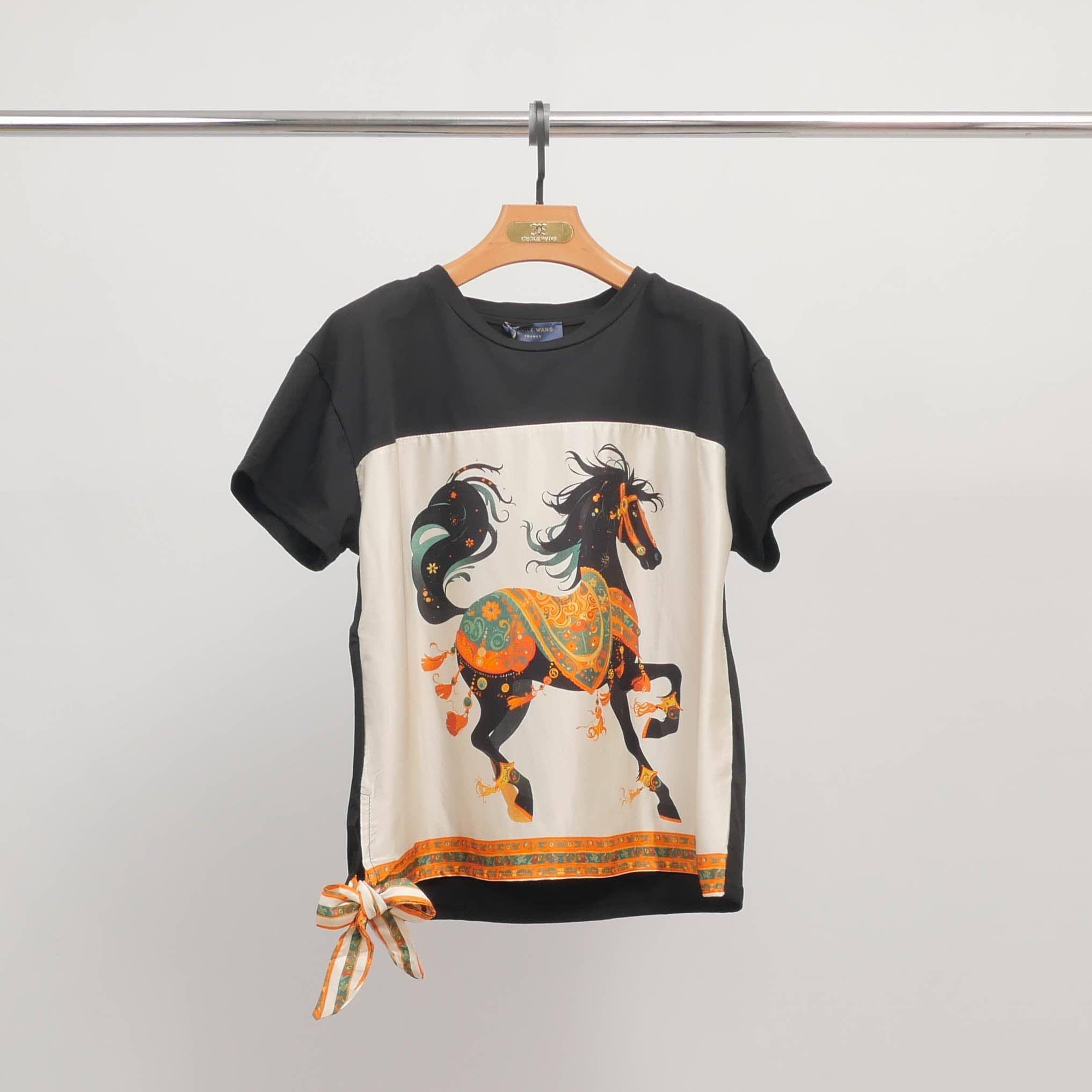 Cecile Wang – wholesale Screen printed t-shirt – Women′s – Scarf print horse T-shirt KD8828-51