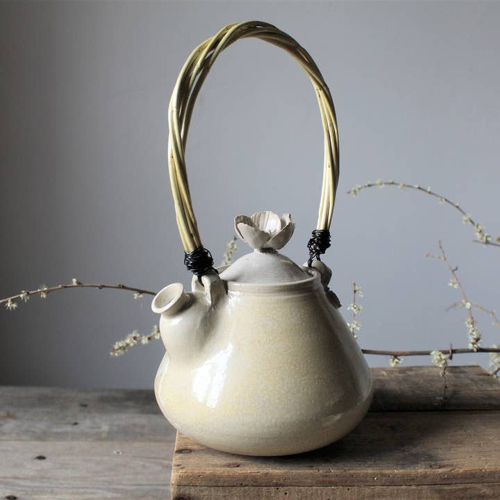 "Anemone" teapot in ivory-colored stoneware with anemone flower for wholesale by L'Officina
