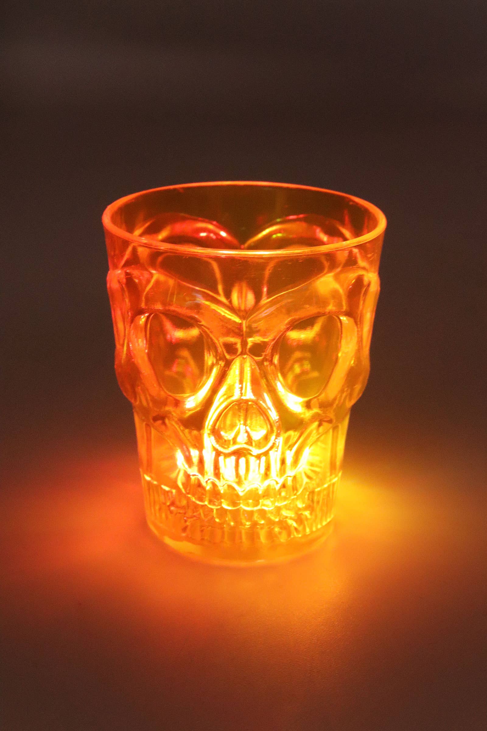 COMME INDIQUÉ Verre à shot en plastique avec LED colorée en forme de crâne d'Halloween en vente sur Faire3